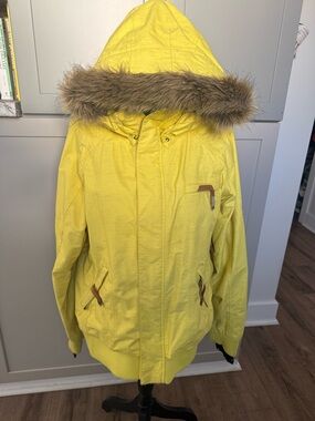 Oakley Vintage Yellow Hooded women’s Ski Jacket with Faux Fur Trim